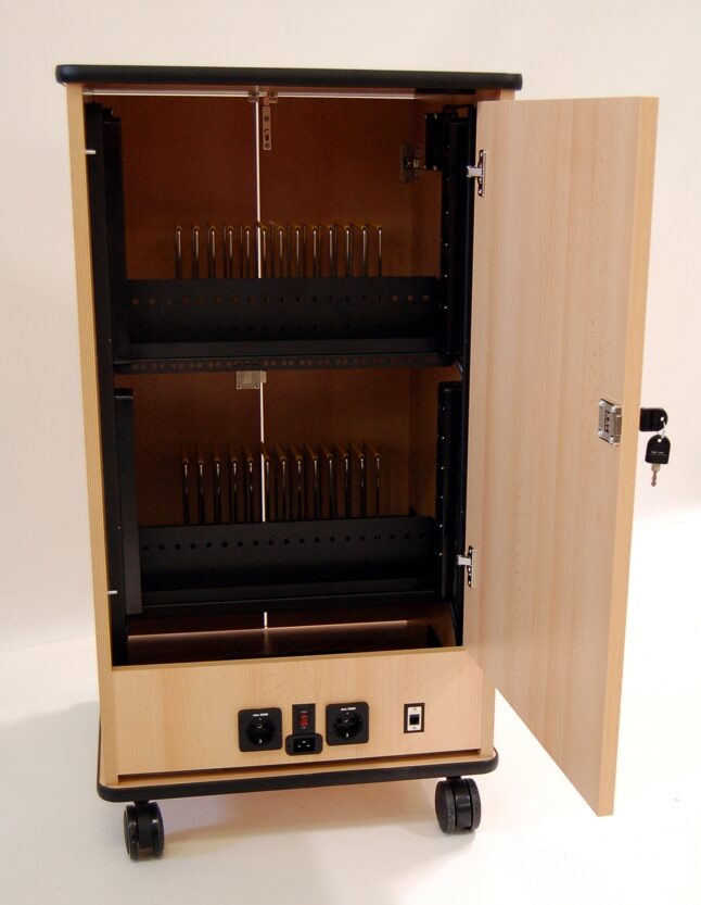Portatīvo datoru uzlādes skapis Vega 24T/16NB (koka, 24 planšetēm vai ChromeBook/16 portatīvajiem datoriem)